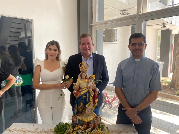 Prefeitura de Sousa recebe imagem peregrina de Nossa Senhora dos Remédios com a benção para todos os servidores